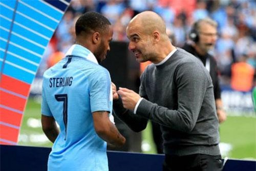 Guardiola có hành động khó hiểu với Sterling