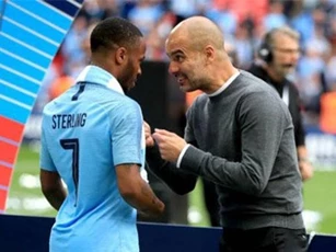 Guardiola có hành động khó hiểu với Sterling