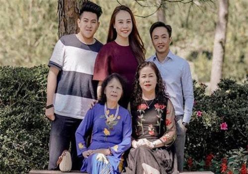 Điều mà Cường Đô La chưa bao giờ làm với mẹ Hà Hồ nhưng lại thường xuyên làm với mẹ Đàm Thu Trang