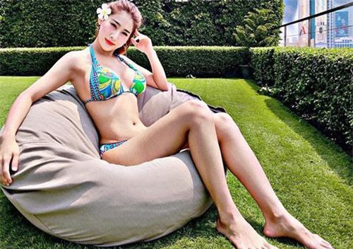 CLIP: DJ Oxy "đốt mắt" fan với bikini 