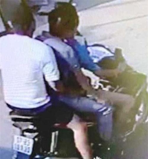 Thái Bình: Xe máy chở 3, "tông" cụ bà bất tỉnh rồi bỏ trốn