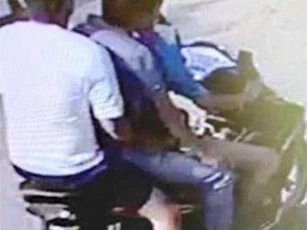 Thái Bình: Xe máy chở 3, "tông" cụ bà bất tỉnh rồi bỏ trốn