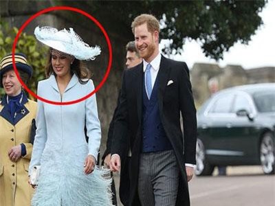 Hoàng tử Harry bị bắt gặp tươi cười rạng rỡ, sóng đôi cùng một người phụ nữ xinh đẹp trong khi Meghan đang ở cữ, phản ứng của người dùng mạng mới thật là “bá đạo”