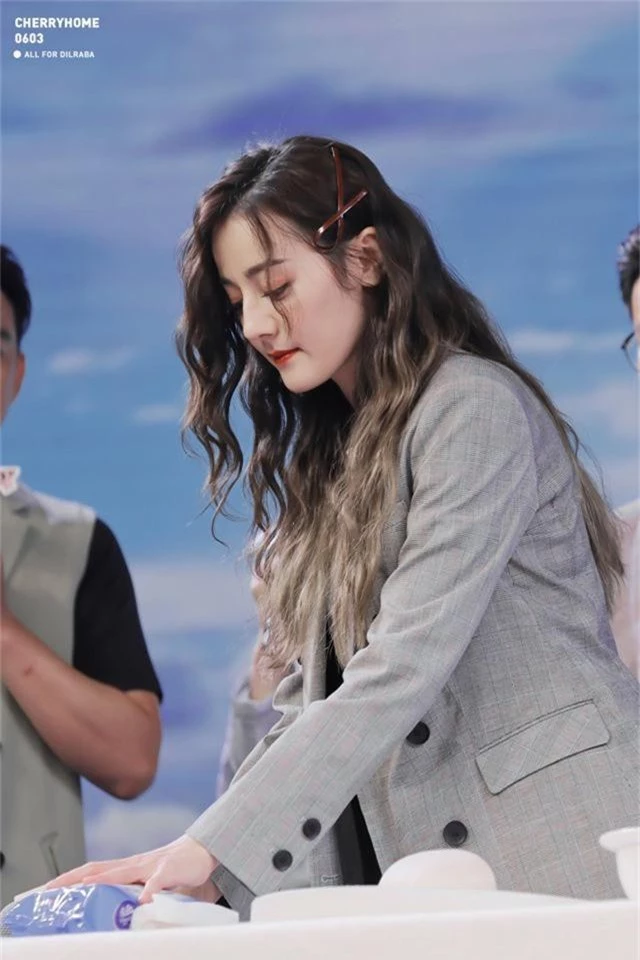 Địch Lệ Nhiệt Ba bùng nổ nhan sắc với mái tóc xoăn siêu xinh hút ngàn like ngàn share - Ảnh 4. Địch Lệ Nhiệt Ba bùng nổ nhan sắc với mái tóc xoăn siêu xinh hút ngàn like ngàn share - Ảnh 4.