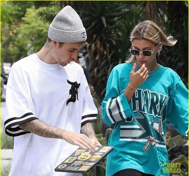 Giữa tâm bão tin đồn Selena kết hôn cùng tài tử 69 tuổi, Justin Bieber lại có biểu hiện này bên vợ - Ảnh 3.