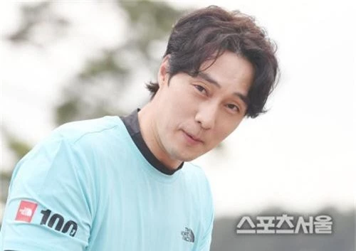 So Ji Sub lần đầu xuất hiện sau tin hẹn hò mỹ nhân kém 17 tuổi: Biểu cảm nói lên tất cả! - Ảnh 9.