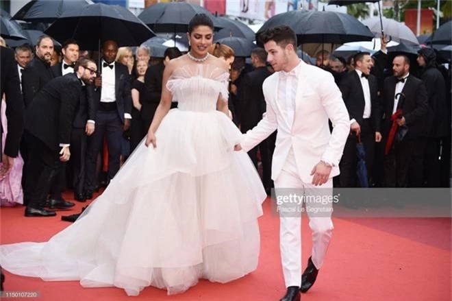 Thảm đỏ Cannes nhường spotlight cho Nick Jonas cung phụng Hoa hậu, Sui He gây sốc như không mặc gì - Ảnh 1.