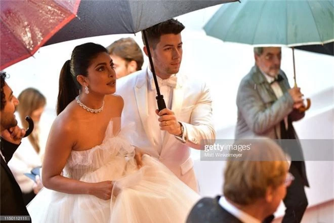 Thảm đỏ Cannes nhường spotlight cho Nick Jonas cung phụng Hoa hậu, Sui He gây sốc như không mặc gì - Ảnh 10.