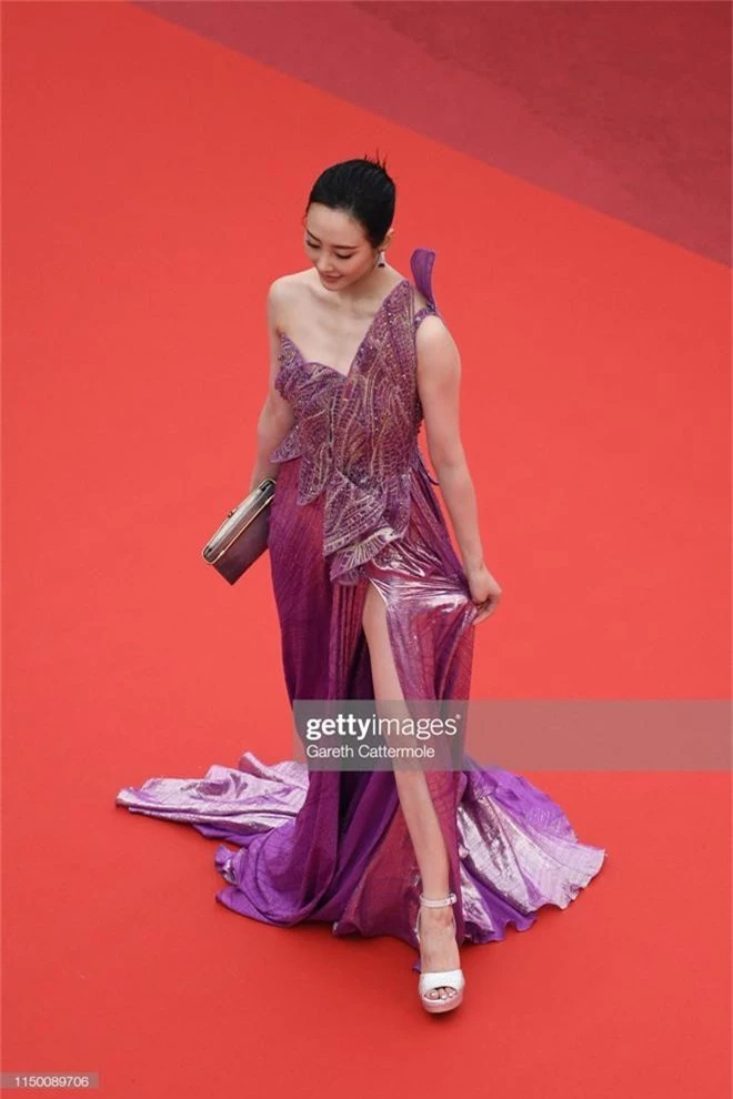 Thảm đỏ Cannes nhường spotlight cho Nick Jonas cung phụng Hoa hậu, Sui He gây sốc như không mặc gì - Ảnh 22.