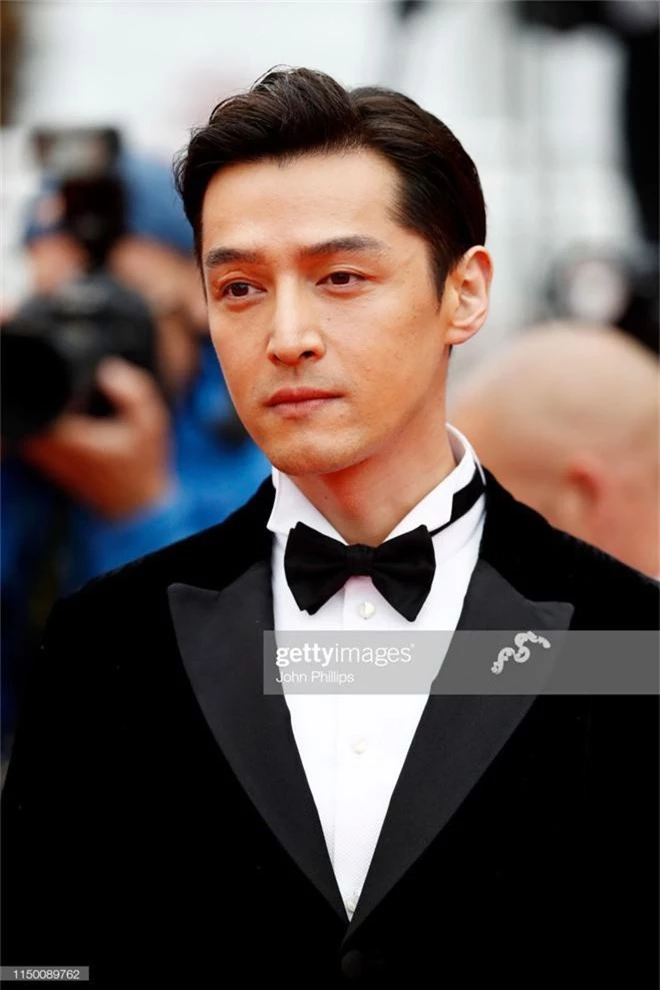 Thảm đỏ Cannes nhường spotlight cho Nick Jonas cung phụng Hoa hậu, Sui He gây sốc như không mặc gì - Ảnh 26.