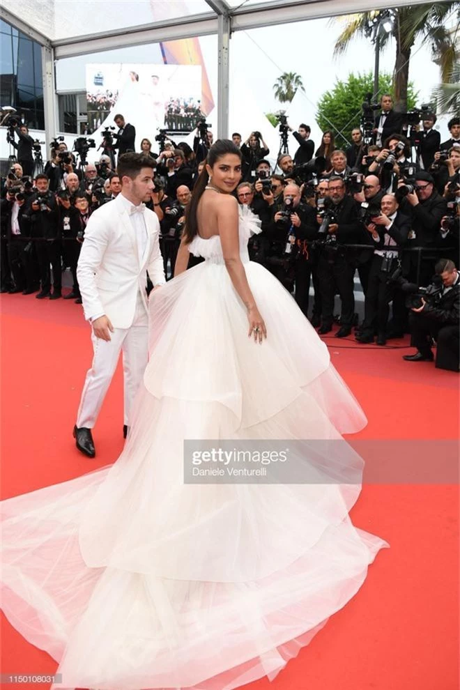 Thảm đỏ Cannes nhường spotlight cho Nick Jonas cung phụng Hoa hậu, Sui He gây sốc như không mặc gì - Ảnh 3.