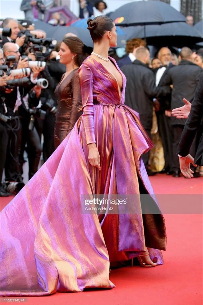 Thảm đỏ Cannes nhường spotlight cho Nick Jonas cung phụng Hoa hậu, Sui He gây sốc như không mặc gì - Ảnh 30.
