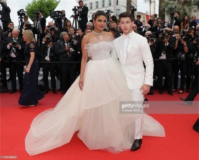 Thảm đỏ Cannes nhường spotlight cho Nick Jonas cung phụng Hoa hậu, Sui He gây sốc như không mặc gì - Ảnh 4.