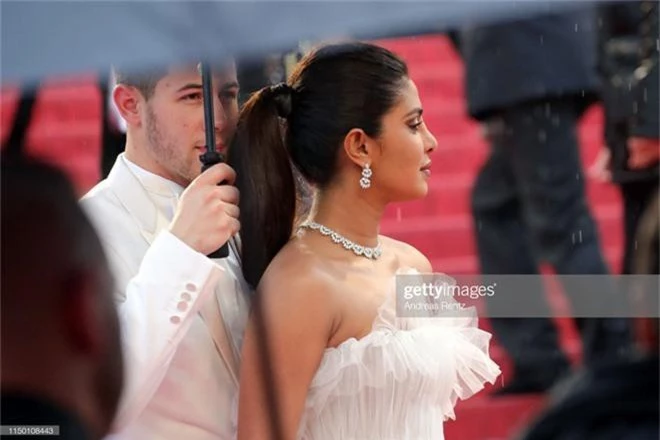 Thảm đỏ Cannes nhường spotlight cho Nick Jonas cung phụng Hoa hậu, Sui He gây sốc như không mặc gì - Ảnh 6.