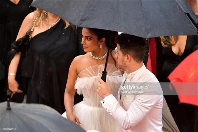 Thảm đỏ Cannes nhường spotlight cho Nick Jonas cung phụng Hoa hậu, Sui He gây sốc như không mặc gì - Ảnh 8.