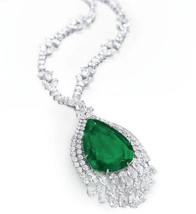 Vẻ đẹp của chiếc vòng cổ kim cương mặt ngọc lục bảo có giá 98 tỷ đồng - Ảnh 1.