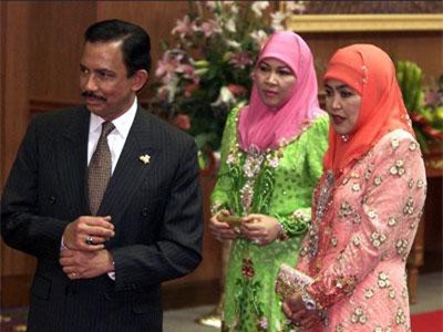 Sở hữu 500 siêu xe Rolls-Royce, Quốc vương Brunei sống xa hoa như thế nào?