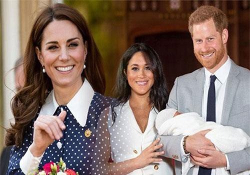 Công nương Kate bất ngờ bị chỉ trích khi gia đình nhà mẹ đẻ kiếm tiền từ con trai nhà Meghan theo cách khiến nhiều người khó chịu