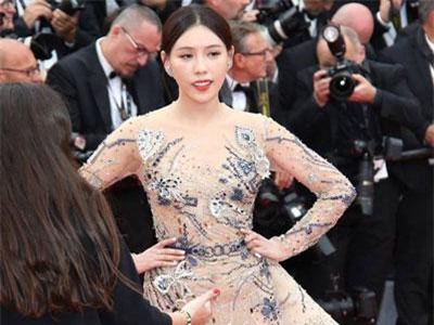 Tâm sự của nữ diễn viên bị chê “câu giờ” trên thảm đỏ Cannes