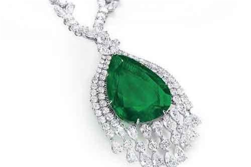 Vẻ đẹp của chiếc vòng cổ kim cương mặt ngọc lục bảo có giá 98 tỷ đồng