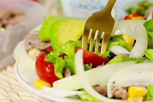 Salad bơ trộn bò thích hợp làm món khai vị cho bữa cơm gia đình.