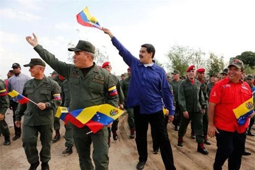 Tổng thống Nicolas Maduro và các binh sĩ Venezuela.