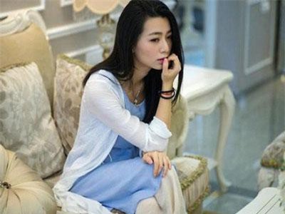 Giữa trời nắng nóng như thiêu, vợ gửi con sang hàng xóm để đi đánh ghen, ngờ đâu cảnh tượng nhìn thấy khiến cô chết lặng