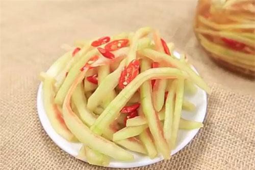 Cùi dưa hấu cũng có thể chế biến thành món ăn cực ngon đấy. Cùi dưa hấu cũng có thể chế biến thành món ăn cực ngon đấy.