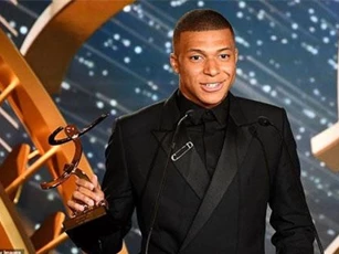 Ẵm cú đúp giải thưởng, Mbappe mở đường đến Real