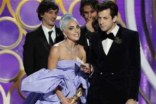 Taylor công bố chiến thắng của Lady Gaga trong lễ trao giải Quả cầu vàng 2019 diễn ra hồi tháng 1. (Ảnh: Getty Images)