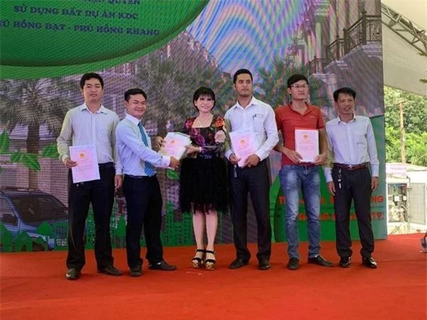 Công ty BĐS Phú Hồng Thịnh trao sổ hồng sớm cho khách hàng (Ảnh: VG)