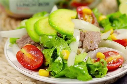 Salad bơ trộn bò thích hợp làm món khai vị cho bữa cơm gia đình.
