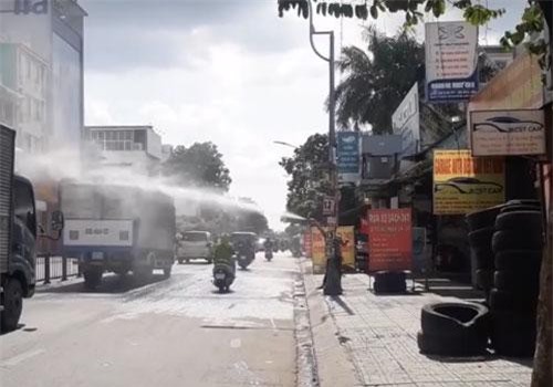 CLIP: Thích thú với hình ảnh chủ tiệm rửa xe xịt nước làm mát người đi đường giữa trưa nắng