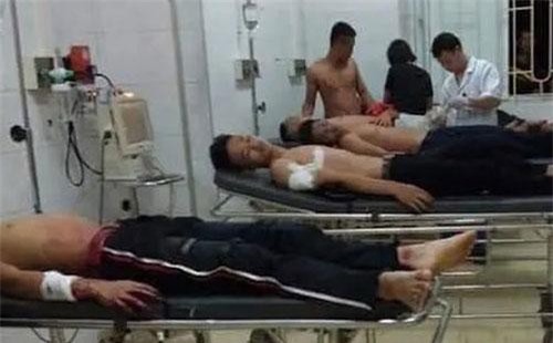 Hòa Bình: Rủ bạn gái đi chơi không thành, nhóm trai làng ném đá, chém 8 người bị thương