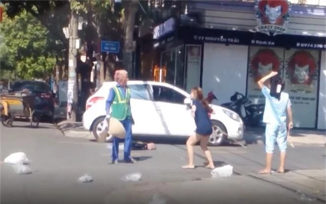 Xuất hiện clip nữ chủ shop lao vào chửi bới, đánh tới tấp cô lao công giữa đường khiến nhiều người bất bình - Ảnh 2.