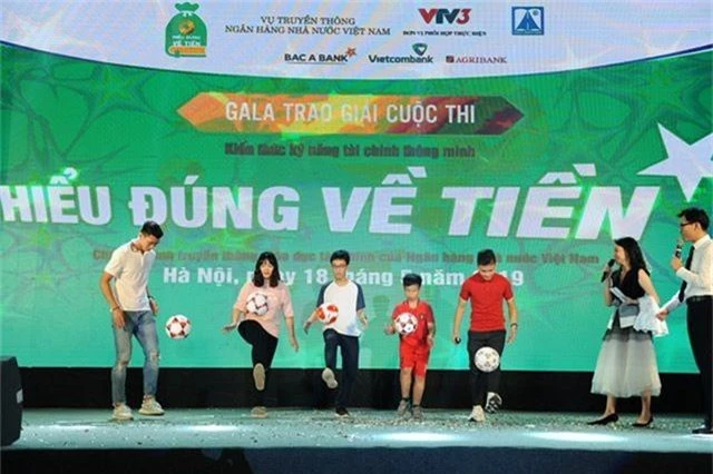 Cầu thủ Quang Hải và Văn Hậu tiết lộ món quà đầu tiên mua bằng tiền tự kiếm - 1