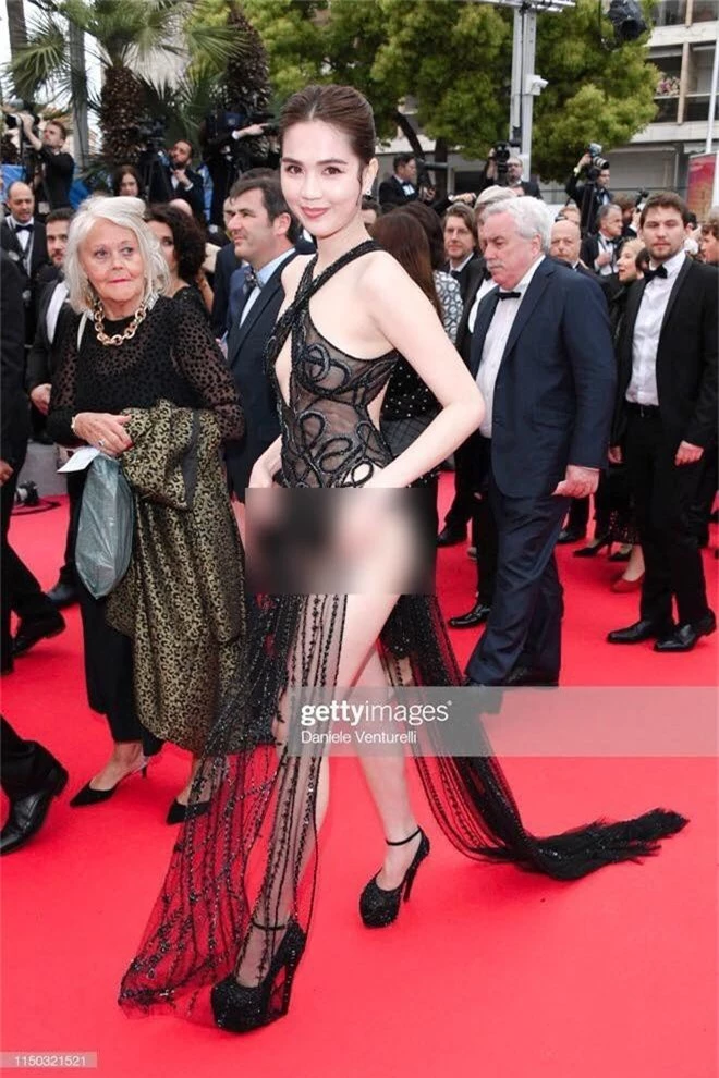 Ngọc Trinh lần đầu đi thảm đỏ Cannes đã gây sốc với trang phục hở hang nhức mắt, khoe thân phản cảm - Ảnh 1.