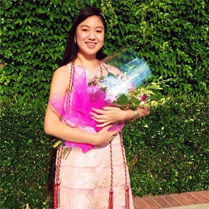 Nữ sinh gốc Việt gây bão truyền thông quốc tế: 14 tuổi nhận bằng tốt nghiệp cấp 3, 19 tuổi trở thành dược sĩ trẻ tuổi nhất bang California, Mỹ - Ảnh 1.