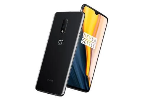 OnePlus 7 có 2 màu màu xám và đỏ (dành riêng cho thị trường Trung Quốc và Ấn Độ). Giá bán của phiên bản RAM 6 GB tại Ấn Độ là 32.999 Rupee (tương đương 10,92 triệu đồng). Phiên bản RAM 8 GB có giá 37.999 Rupee (12,57 triệu đồng).