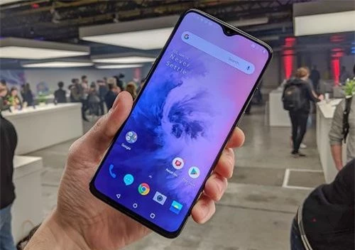 OnePlus 7 sử dụng tấm nền màn hình AMOLED kích thước 6,41 inch, độ phân giải Full HD Plus (2.340x1.080 pixel), mật độ điểm ảnh 402 ppi. Màn hình này chia theo tỷ lệ 19,5:9, thiết kế dạng giọt nước, hỗ trợ dải màu DCI-P3.