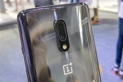 Smartphone mới của OnePlus được trang bị camera kép ở mặt lưng. Trong đó, cảm biến chính 48 MP, khẩu độ f/1.7, hỗ trợ lấy nét theo pha, chống rung quang học (OIS). Cảm biến phụ 5MP, f/2.4 cho khả năng chụp ảnh xóa phông. Bộ đôi này được trang bị đèn flash LED kép, quay video 4K. Ngoài ra, chúng còn có tính năng UltraShot giúp chụp ảnh HDR + với độ phân giải cao. 