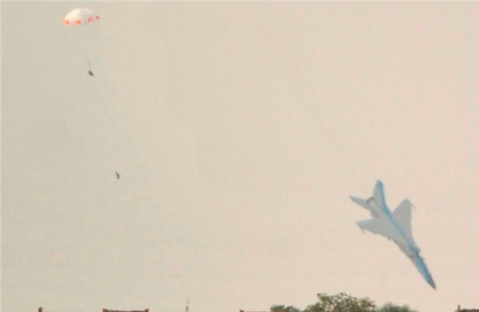 Clip: Khoảnh khắc kinh hoàng chiến đấu cơ Trung Quốc đâm xuống đất