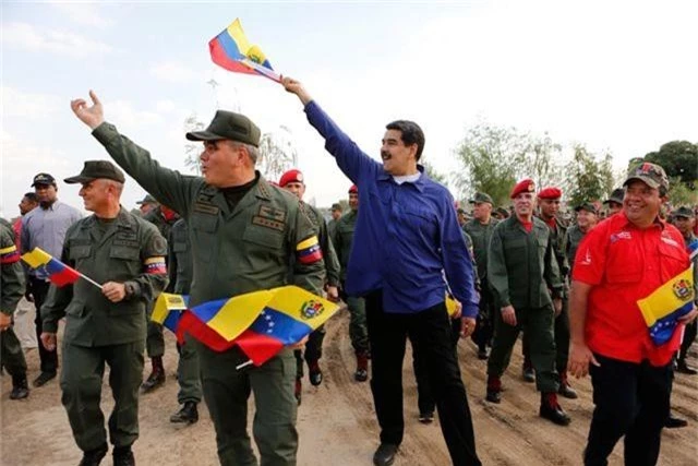 Quân đội Venezuela cảnh báo chờ Mỹ với vũ khí trong tay - 1