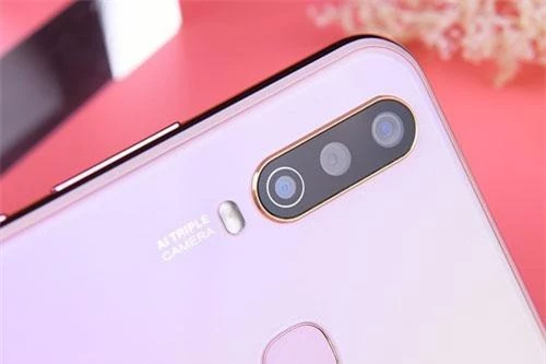 Vivo Y3 được trang bị 3 camera sau. Trong đó, máy ảnh chính 13 MP, khẩu độ f/2.2 cho khả năng lấy nét theo pha. Cảm biến thứ hai 8 MP, f/2.2 giúp chụp ảnh góc rộng 120 độ. Cảm biến còn lại 2 MP, f/2.4 mang đến khả năng chụp ảnh xóa phông. Bộ ba camera sau được trang bị đèn flash LED, quay video Full HD. 