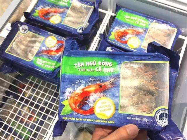 Dân thành phố “mê mẩn” với tôm đất sinh thái sống trong rừng đước