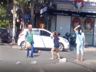 CLIP: Nữ chủ shop lao vào chửi bới, đánh tới tấp cô lao công giữa đường khiến nhiều người bất bình