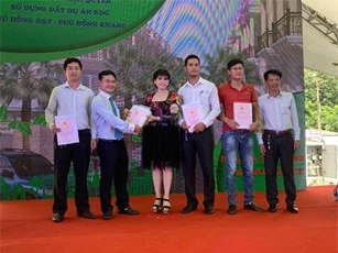 Phú Hồng Thịnh bàn giao sổ hồng sớm cho khách hàng
