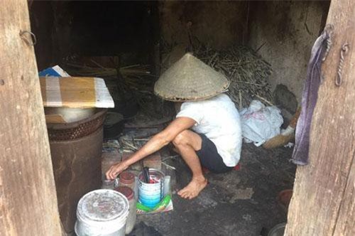 Nam Định: Nghẹn lòng cảnh cụ bà tuổi 80 đội nắng bắt cua nuôi con trai 2 lần thoát khỏi 'tử thần'