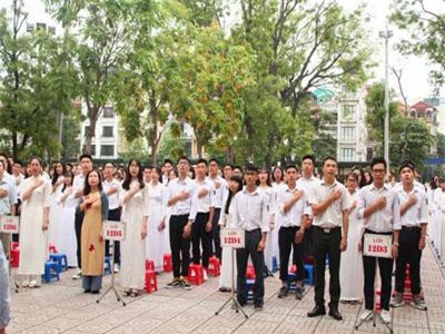 Những khoảnh khắc khó quên trong lễ chào cờ cuối cùng của học sinh khối 12 Yên Hoà