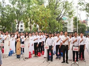 Những khoảnh khắc khó quên trong lễ chào cờ cuối cùng của học sinh khối 12 Yên Hoà